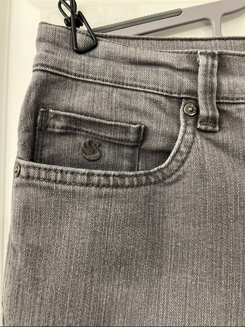 Bundle of 2 Pair of Women’s Size 8 Capris & Jeans (NWOT/EUC) - Picture 8 of 12